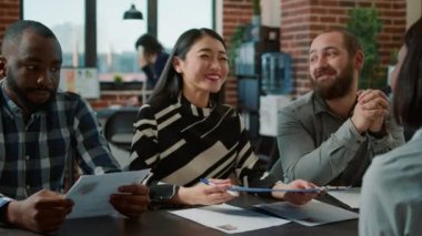 Afrikalı Amerikalı aday anlaşma yapıyor ve sözleşme imzalıyor.