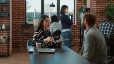 Çeşitli insanlar iş teklifi ve başvuruyu tartışıyor