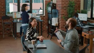 İş görüşmesinde işe alım ve adayları selamlama