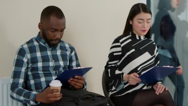 Multietnisk grupp människor som väntar i kön på anställningsintervju — Stockvideo