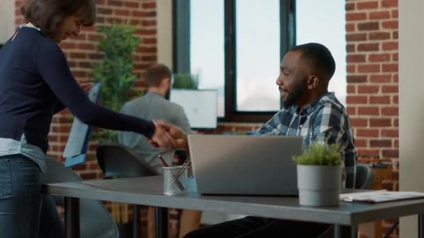 African american man greeting female applicant at hiring meeting — Stock Video