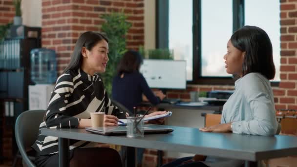 多民族の女性のチームは、会社の空室について議論する — ストック動画