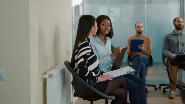 Africano americano mulher falando com asiático candidato no emprego entrevista — Vídeo de Stock