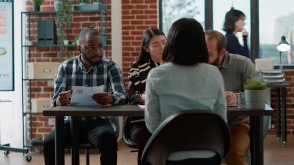 Multietnická skupina pracovníků HR, kteří vedou pohovor s kandidátkou — Stock video
