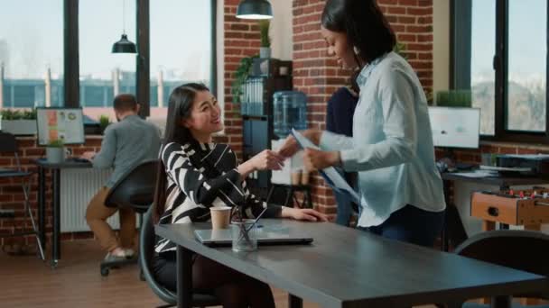 Empleada de Recursos Humanos saludando solicitante femenino en entrevista de trabajo — Vídeo de stock