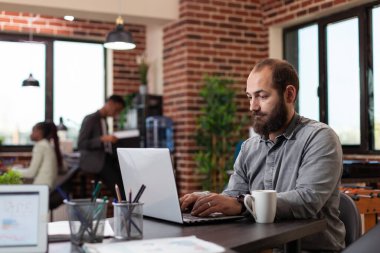 Serbest çalışan adam pazarlama projesi için fikirler yazıyor.