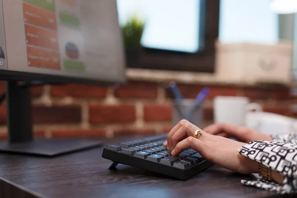 Gros plan des mains des employés de l'agence de publicité tapant sur le clavier et travaillant sur les tableaux de recherche. — Photo