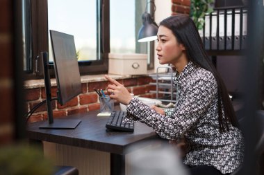 Projenin pazarlama stratejisini yeniden belirleyen kendinden emin bir ofis çalışanı