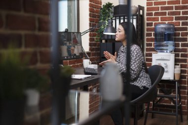 Video konferansında sunum yapan çalışanlar kârlı pazarlama yöntemleri