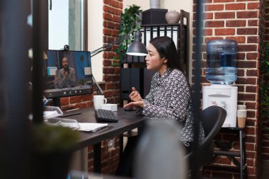 Finans şirketinin ofis çalışanı proje yöneticisiyle görüntülü görüşme konferansında.