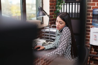 Büro asistanı, yönetim kuruluna, kurumların mali sorunları hakkında bilgi veriyor..