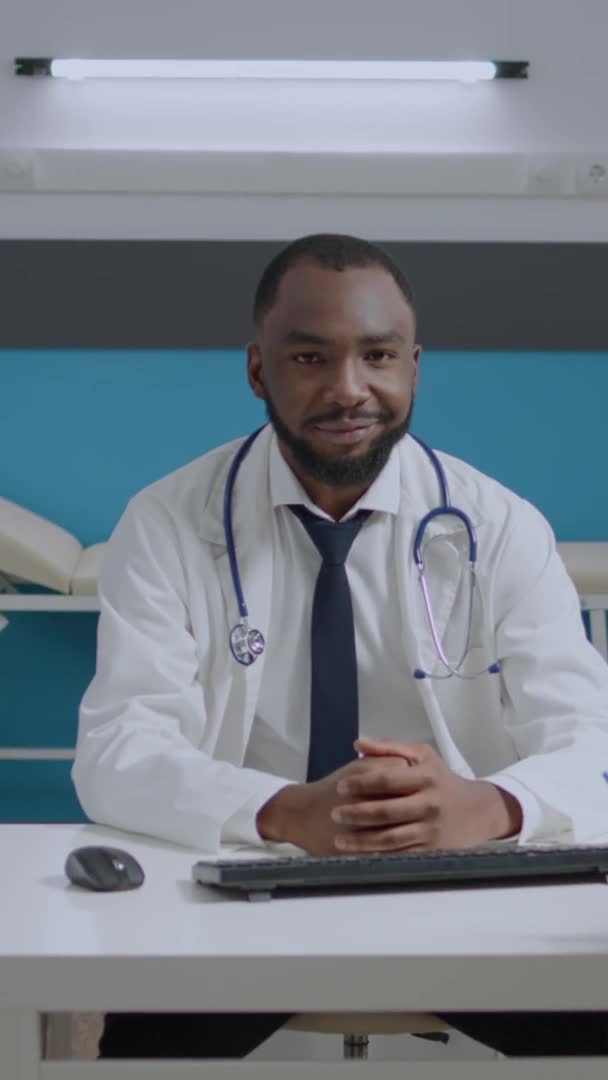 Porträtt av afrikansk amerikansk läkare analysera medicinska dokument — Stockvideo