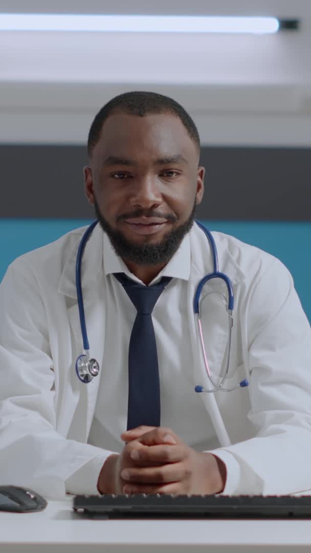 Pov de médico terapeuta afroamericano escuchando paciente remoto durante videocall en línea — Vídeos de Stock