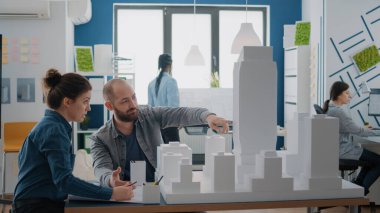 İş arkadaşları bina modelini analiz ettikten sonra plan tasarımı için takım çalışması yapıyorlar