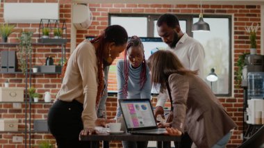 Çok ırklı meslektaşlar iş stratejisi üzerinde birlikte çalışıyorlar