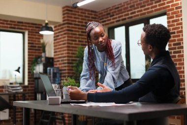 Araştırma ve Geliştirme Bürosu çalışanları mali raporu inceliyor.