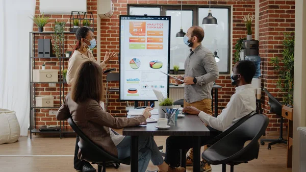 Équipe de compagnons de travail multiethniques faisant une présentation au bureau — Photo