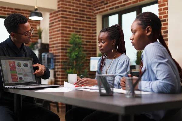 아프리카 계 미국인 팀 리더는 사업 계획에 대해 직원들에게 알리고 있습니다.. — 스톡 사진