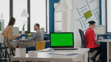 Ofisteki laptopta yeşil ekranı kapat