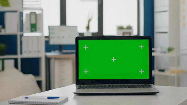 Close up of green screen on laptop at empty desk — Stock Photo, Image