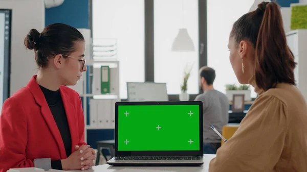 Biznesmeni pracują zespołowo z zielonym ekranem — Zdjęcie stockowe