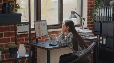 Son teslim tarihi konusunda baskı altında çalışan sinirli bir çalışan