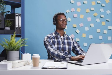 İletişim bilgilerini doğrulamak için iş laptopunu kullanırken şirket istemcisi ile birlikte müşteri destek aracıName.
