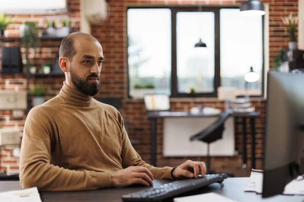 Chef de projet élaboration d'une stratégie marketing et recherche d'idées d'investissement. — Photo