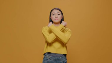 Reddedilmiş kollarıyla poz veren hoşnutsuz kişinin portresi.