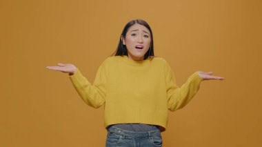 Tereddüt eden ve cevabı bilmeyen biri.