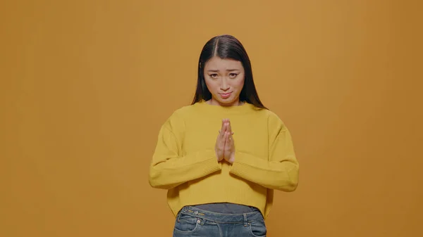 Asijská žena dělá modlící se gesto s rukama a prosí — Stock fotografie