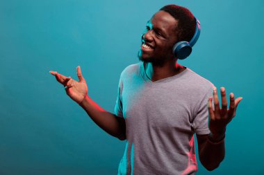 Kendine güvenen, gülümseyen ve kulaklıkla radyo müziğinden hoşlanan biri.