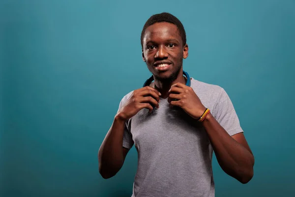 Porträtt av afrikansk amerikansk kille med trådlösa hörlurar — Stockfoto
