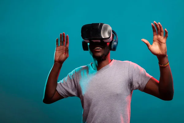 Persona moderna che utilizza cuffie 3d realtà virtuale in studio — Foto Stock