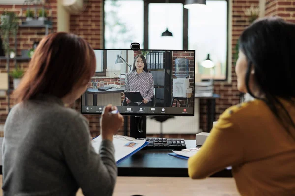 Zakelijke vrouwen die deelnemen aan videocall meeting conferentie — Stockfoto