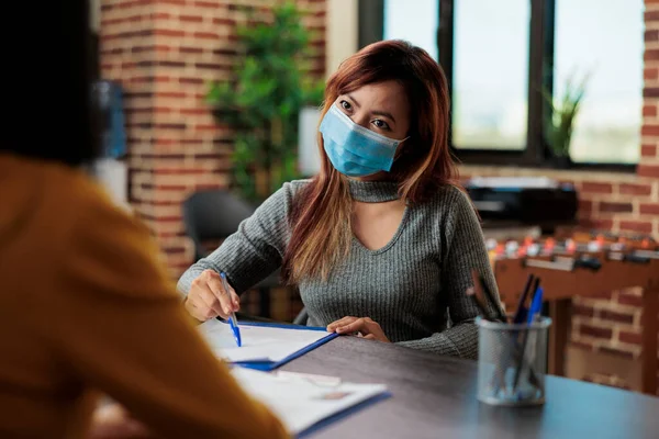 İş kadınları kovid19 enfeksiyonunu önlemek için tıbbi maske takıyor. — Stok fotoğraf