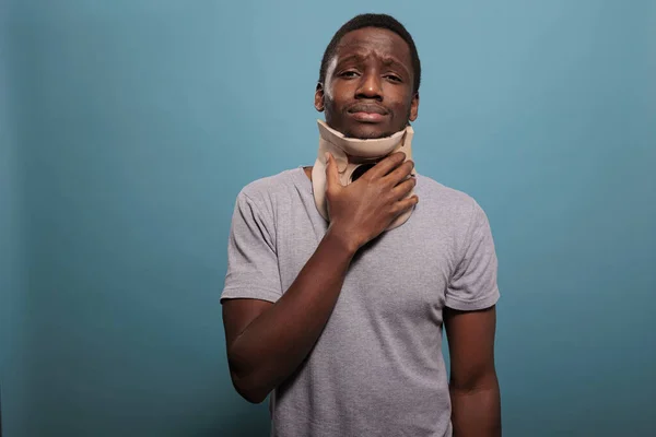 Adulto con dolor y cuello cervical para recuperarse de un accidente de fractura — Foto de Stock