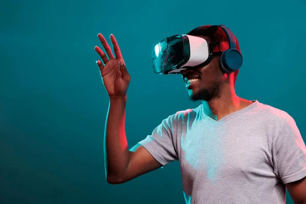 Uomo eccitato giocare gioco virtuale su cuffie interattive vr — Foto Stock