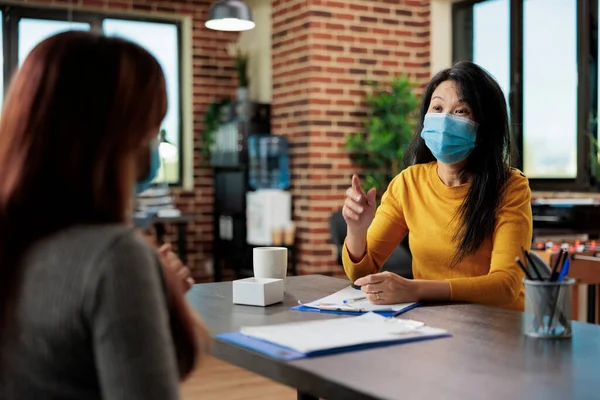 Koronavirüse karşı yüz maskesi takan Asyalı girişimci — Stok fotoğraf