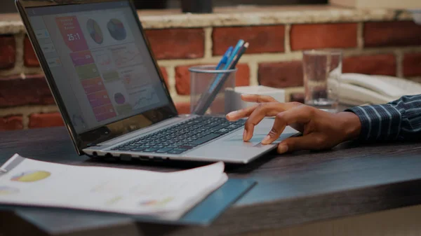 Handtypen op digitale laptop om aan verkoopstatistieken te werken — Stockfoto