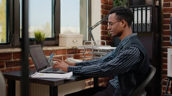 Manager utilizzando laptop per lavorare sulla crescita finanziaria in ufficio — Foto Stock