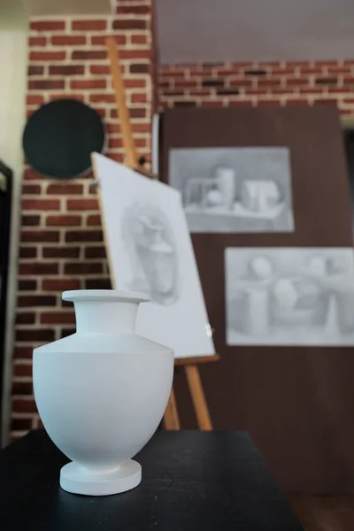 Boş kreatif okul stüdyosundaki vazo modeli masada duruyor. — Stok fotoğraf