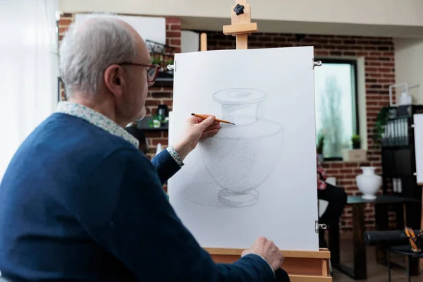 Hombre mayor pintor dibujo jarrón modelo sobre lienzo de pintura —  Fotos de Stock