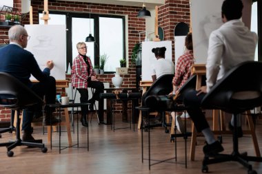 Tuvale vazo çizen yaratıcı genç öğrenci