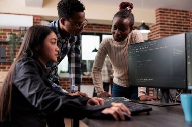 Gelişmiş güvenlik duvarı mekanizması geliştirerek veritabanı sistemini savunan çeşitli etik hack grupları.