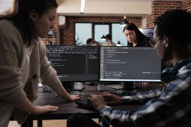 Uzman programcılar bozuk dosyaları kaydetmek için veri şifreleme yüksek teknoloji yazılımı geliştiriyorlar.