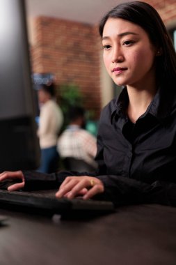 Güvenlik istikrarını korumak için güvenlik duvarı sistemini güncelleyen Asyalı sistem yöneticisi