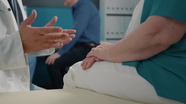 Лікар показує співчуття до старого пацієнта за призначенням — стокове відео