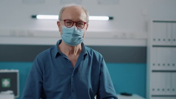Portret van senior patiënt die medisch advies bijwoont in kabinet — Stockvideo