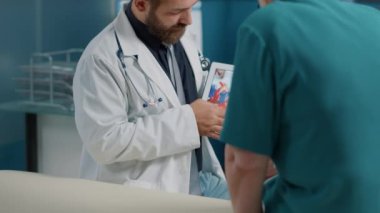 Pratisyen hekimin elinde kalp rahatsızlığı var.